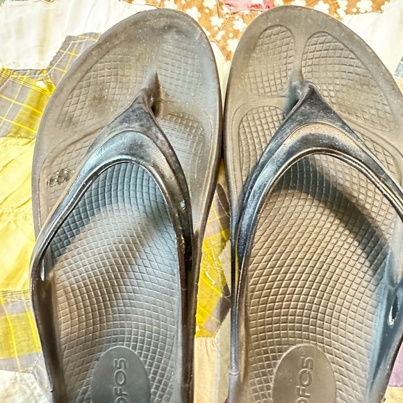 WOMENS SIZE 7 OOFOS - Picture 1 of 4